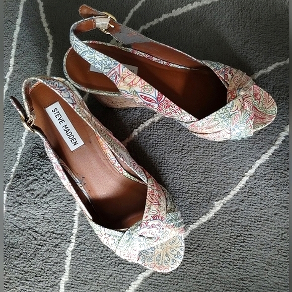 Steve Madden "Crest" Floral Paisley Peep Toe Cork Wede Sandals - Picture 6 of 16
